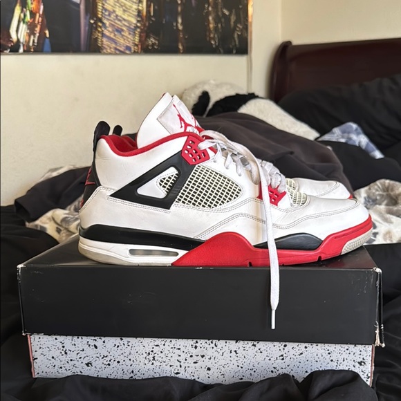 Jordan 4 Retro - Picture 2 of 5
